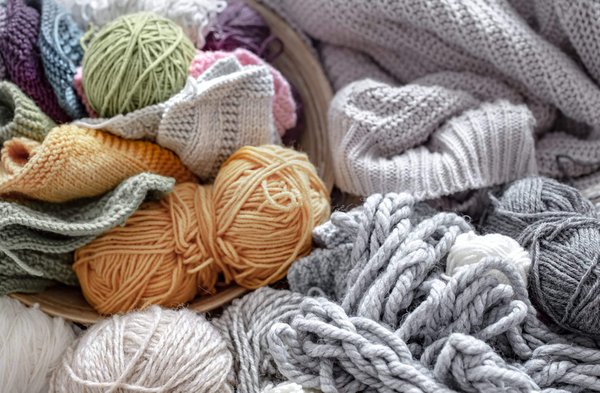 What's the Best Approach to Styling a Pastel Suit Set for a Spring Business Conference?